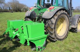 L'aérateur de prairie, A-Airsol, en action pour réduire le tassage des sols et activer la minéralisation de la prairie lors d'une journée de démonstration organisée par la chambre d'agriculture Pays de la Loire.